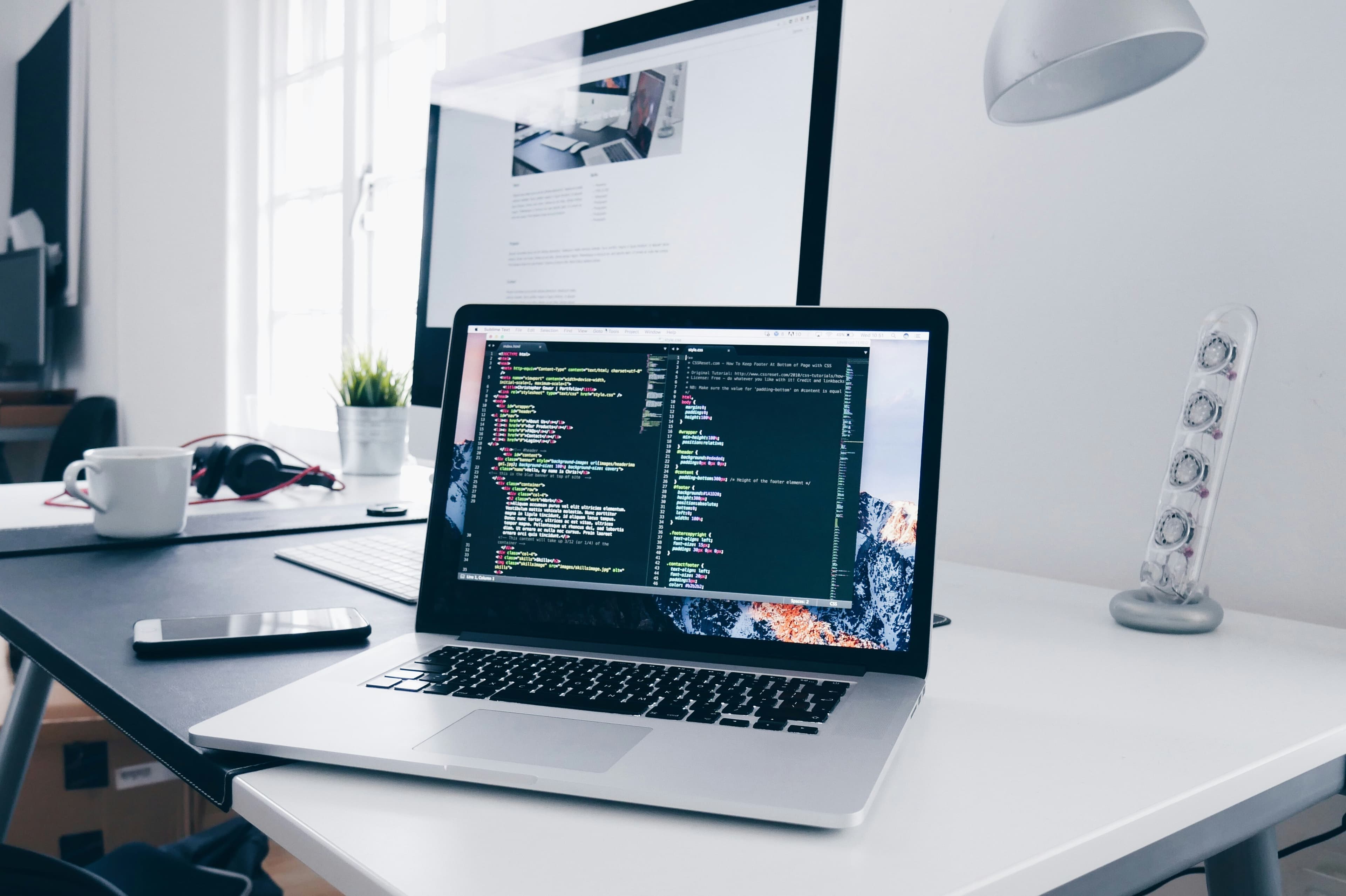 Por qué tu negocio necesita un sitio web profesional en 2026 (y no solo redes sociales)